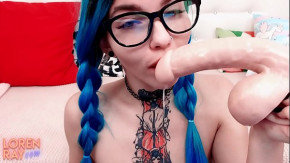Delicia de loira tatuada se masturbando