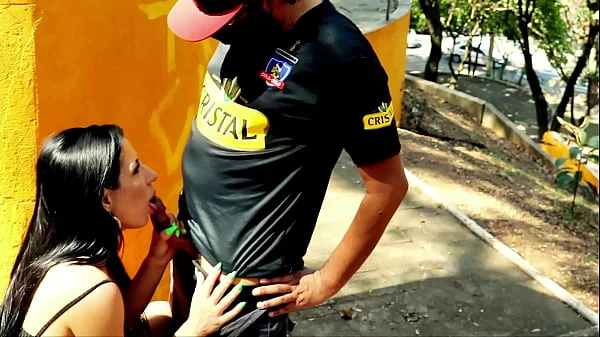 Flagra amador safada chupando rola com xota e seios de fora na praça