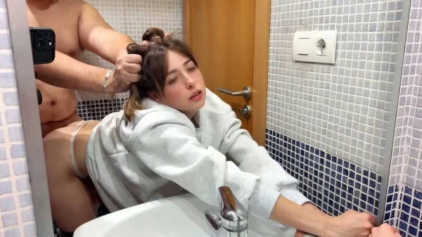 Garota de 18 anos chupa e fode com gordinho no banheiro