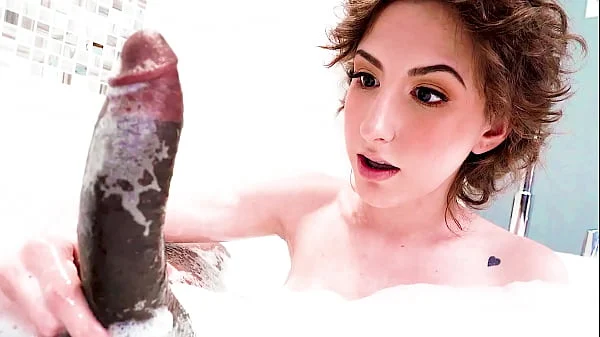 Porno velho arregaçando a puta gostosa de quatro na cama